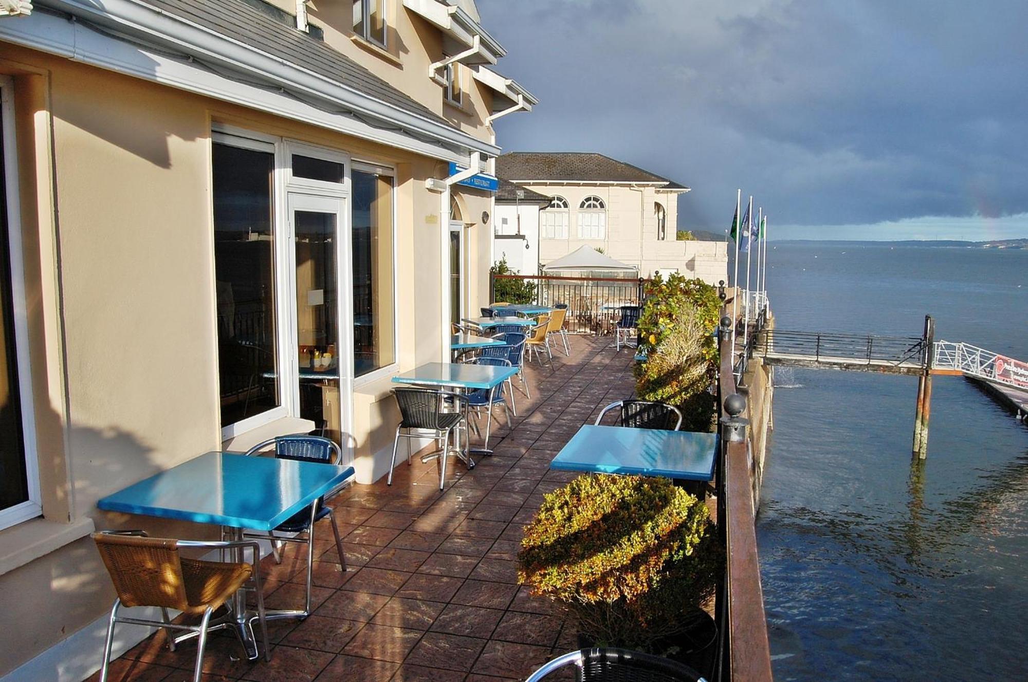 Watersedge Hotel Коб Екстериор снимка