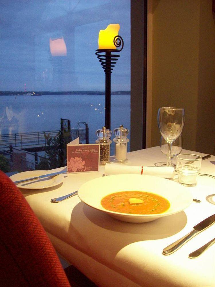 Watersedge Hotel Коб Екстериор снимка
