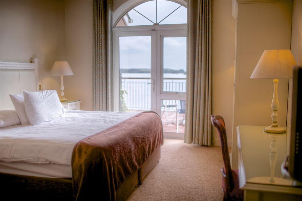 Watersedge Hotel Коб Екстериор снимка