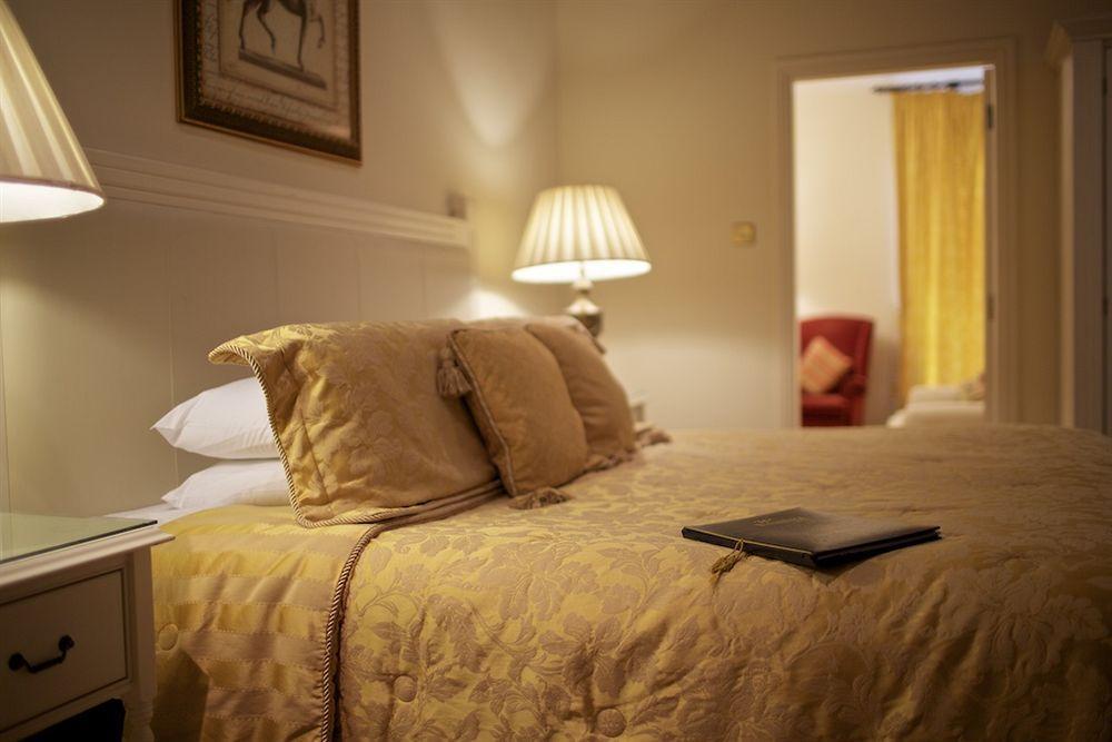 Watersedge Hotel Коб Екстериор снимка
