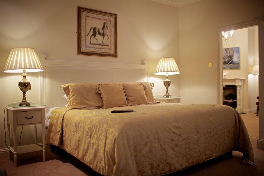 Watersedge Hotel Коб Екстериор снимка