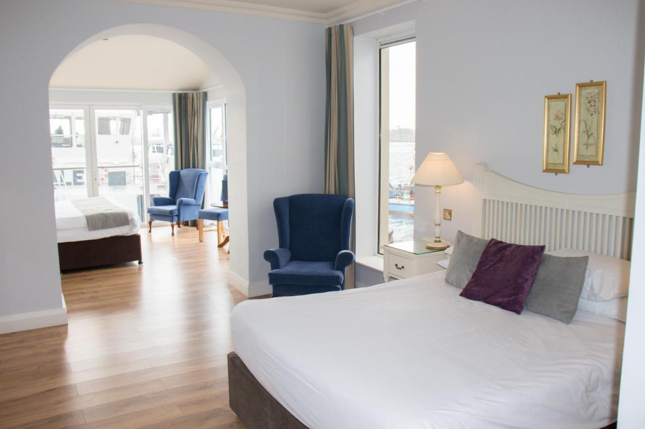Watersedge Hotel Коб Екстериор снимка