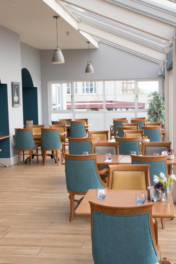 Watersedge Hotel Коб Екстериор снимка
