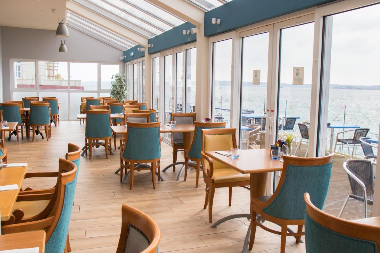 Watersedge Hotel Коб Екстериор снимка