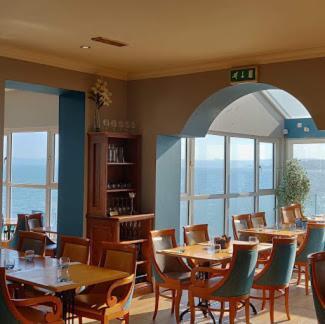 Watersedge Hotel Коб Екстериор снимка