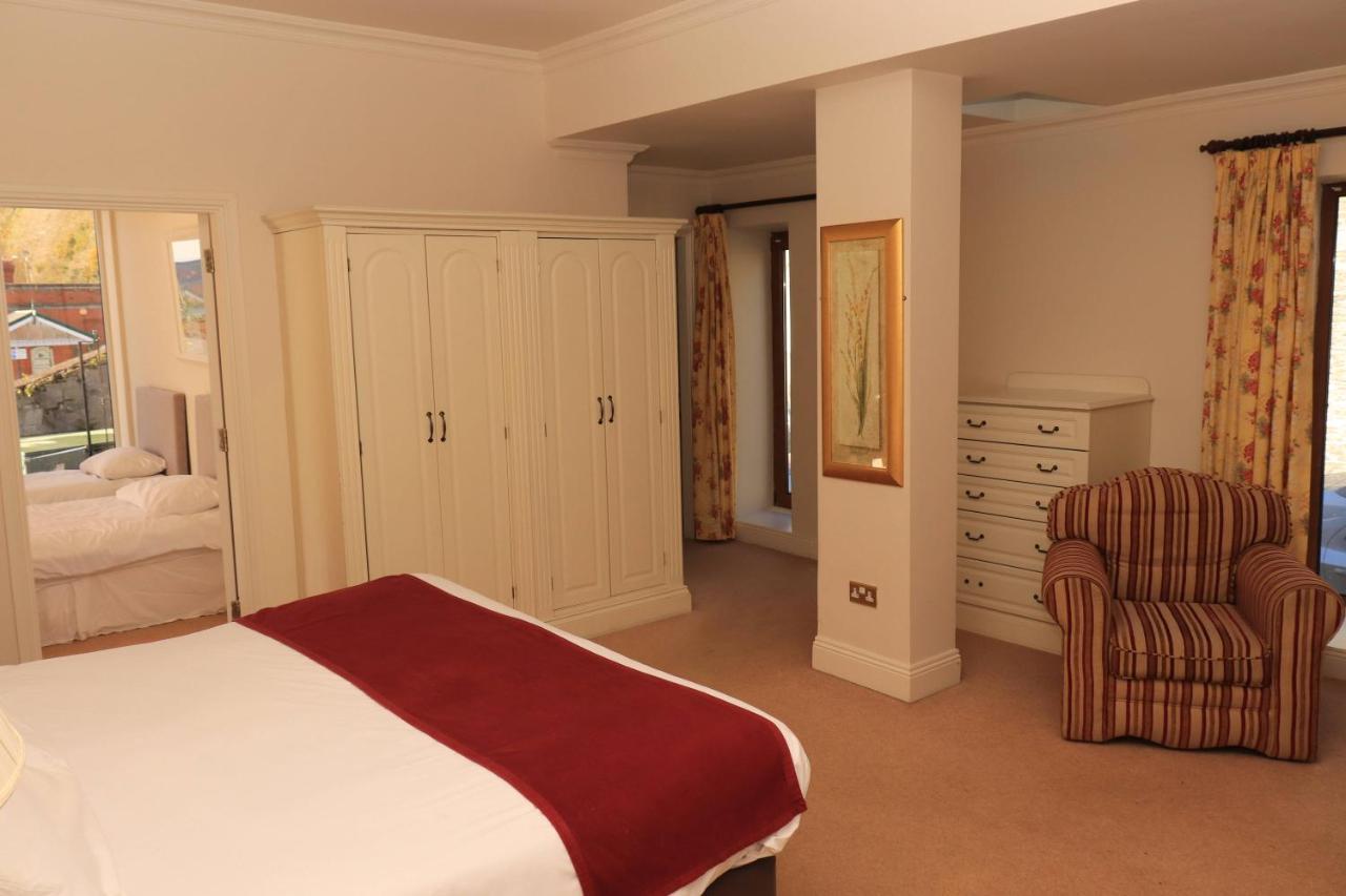 Watersedge Hotel Коб Екстериор снимка