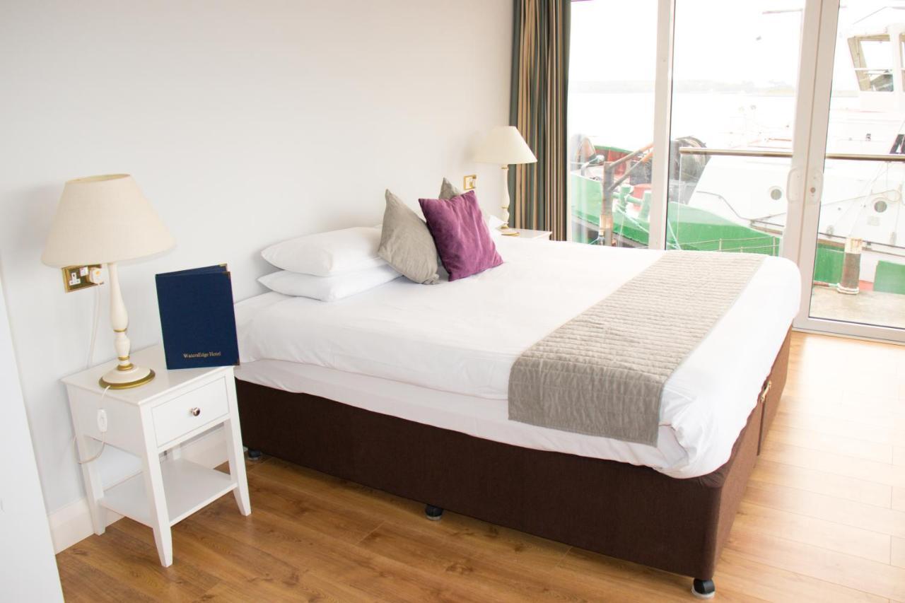 Watersedge Hotel Коб Екстериор снимка